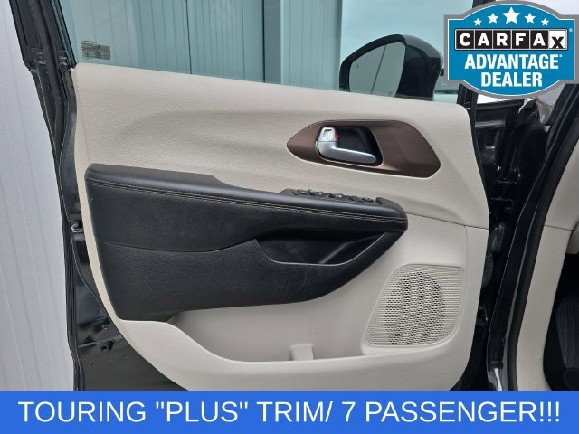 Used 2018 Chrysler Pacifica Touring Plus FWD image 17