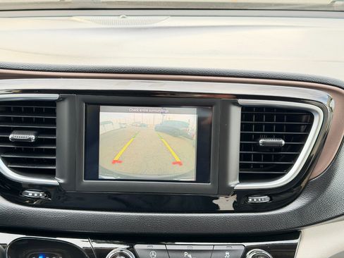 Used 2018 Chrysler Pacifica Touring-L image 58