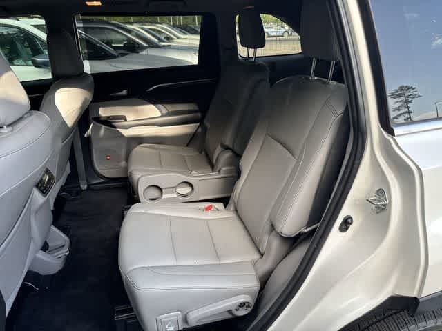 Used 2015 Toyota Highlander Limited Platinum FWD image 18