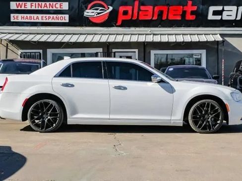 Used 2019 Chrysler 300 Limited RWD image 9
