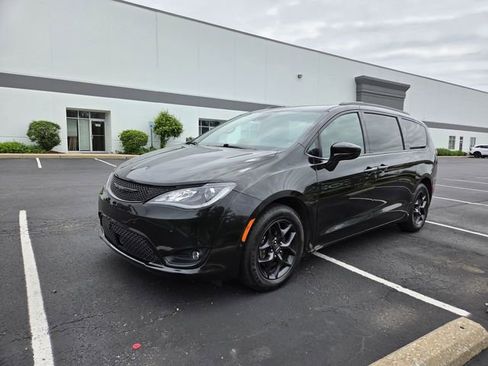 Used 2020 Chrysler Pacifica Touring-L Plus w/ Advanced Safetytec Group FWD image 9