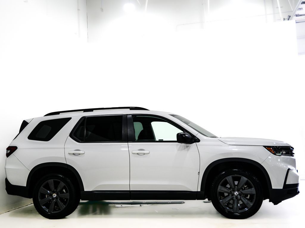 Used 2024 Honda Pilot Sport image 4