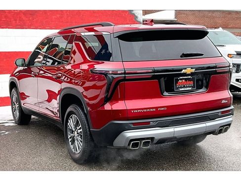 Used 2025 Chevrolet Traverse LT image 13
