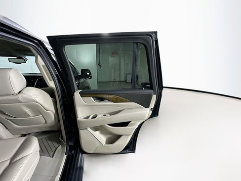 Used 2018 Cadillac Escalade 2WD image 32