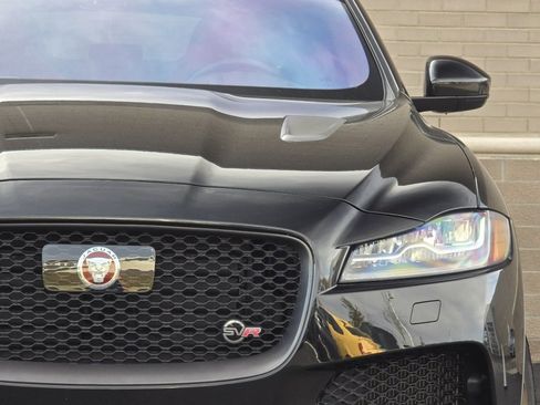 Used 2020 Jaguar F-PACE SVR image 12