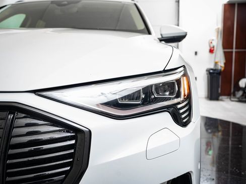 Used 2022 Audi e-tron Premium w/ Convenience Plus Package image 17