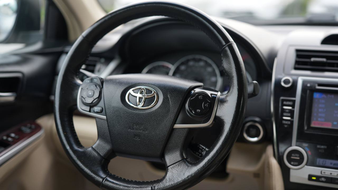 Used 2014 Toyota Camry XLE FWD image 12