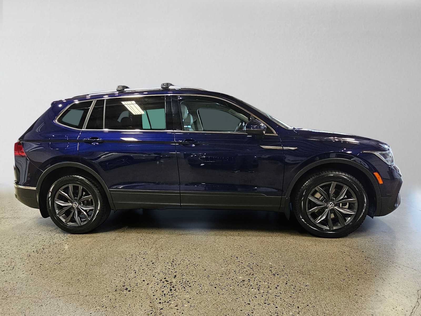 Used 2022 Volkswagen Tiguan SE w/ Panoramic Sunroof Package AWD/4WD image 2