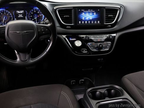 Used 2020 Chrysler Pacifica Touring w/ S Appearance Package FWD image 18