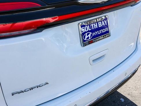 Used 2023 Chrysler Pacifica Touring-L FWD image 7