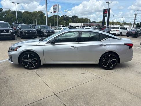 Used 2023 Nissan Altima 2.5 SR w/ SR Premium Package FWD image 4