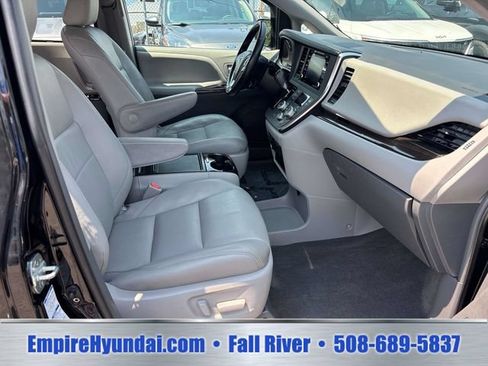 Used 2018 Toyota Sienna XLE w/ XLE Navigation Package AWD/4WD image 19