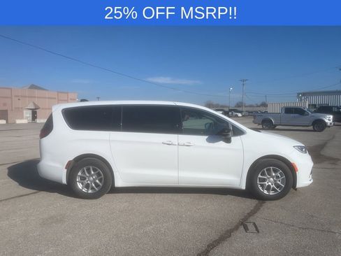 New 2026 Chrysler Pacifica Select image 2