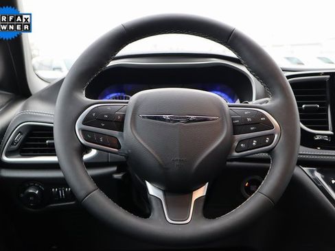 Used 2025 Chrysler Pacifica Select image 4