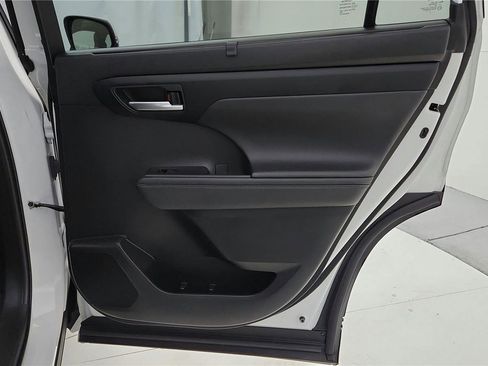 Certified 2023 Toyota Highlander XLE image 19