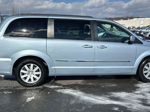 Used 2016 Chrysler Town & Country Touring image 5