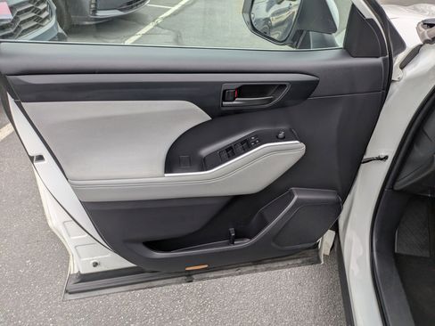 Used 2023 Toyota Highlander LE image 14