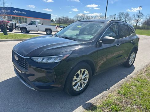 Used 2023 Ford Escape Active w/ Tech Pack #1 AWD/4WD image 2