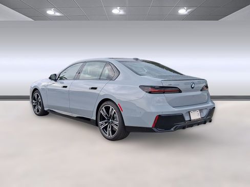 New 2026 BMW 750e xDrive image 3