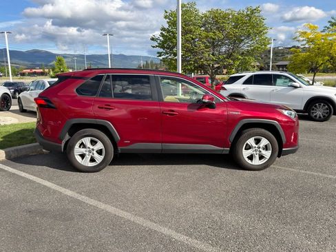 Used 2020 Toyota RAV4 XLE w/ Convenience Package AWD/4WD image 9