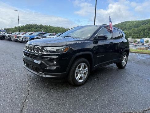 Used 2023 Jeep Compass Latitude w/ Convenience Group AWD/4WD image 1
