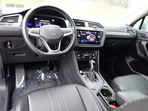 Used 2022 Volkswagen Tiguan SE image 18