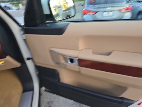 Used 2010 Land Rover Range Rover HSE LUX image 14