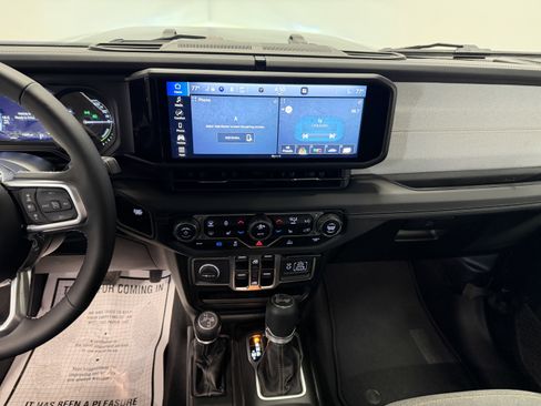 Used 2025 Jeep Wrangler Unlimited Sahara image 8