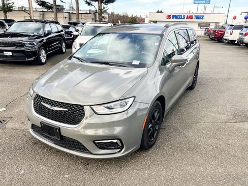 Used 2022 Chrysler Pacifica Touring-L image 4