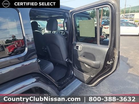 Used 2018 Jeep Wrangler Unlimited Sahara AWD/4WD image 27
