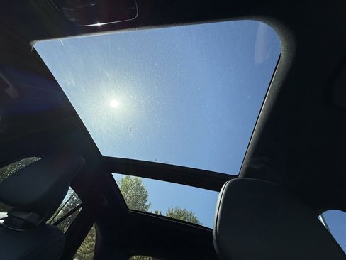 Used 2025 Mercedes-Benz GLC 300 4MATIC image 29