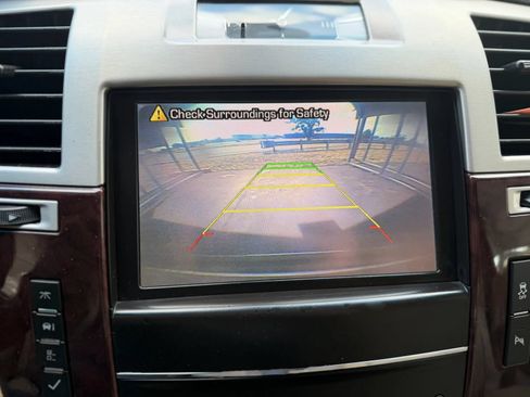 Used 2014 Cadillac Escalade Luxury AWD/4WD image 12