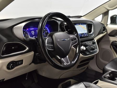 Used 2020 Chrysler Pacifica Touring-L Plus image 11
