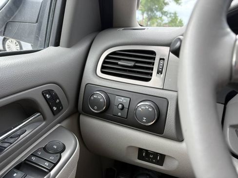 Used 2010 Chevrolet Avalanche LT w/ Luxury Package AWD/4WD image 11