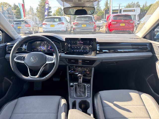 Used 2025 Volkswagen Jetta SE FWD image 11