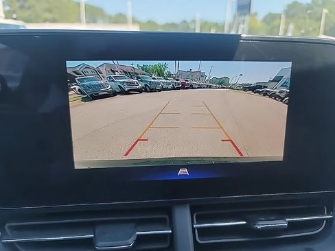 Used 2025 Chevrolet Trax LT w/ LT Convenience Package FWD image 16