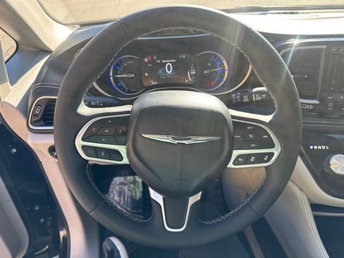 Used 2023 Chrysler Pacifica Limited image 32