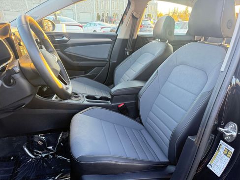 Used 2025 Volkswagen Jetta SE image 37