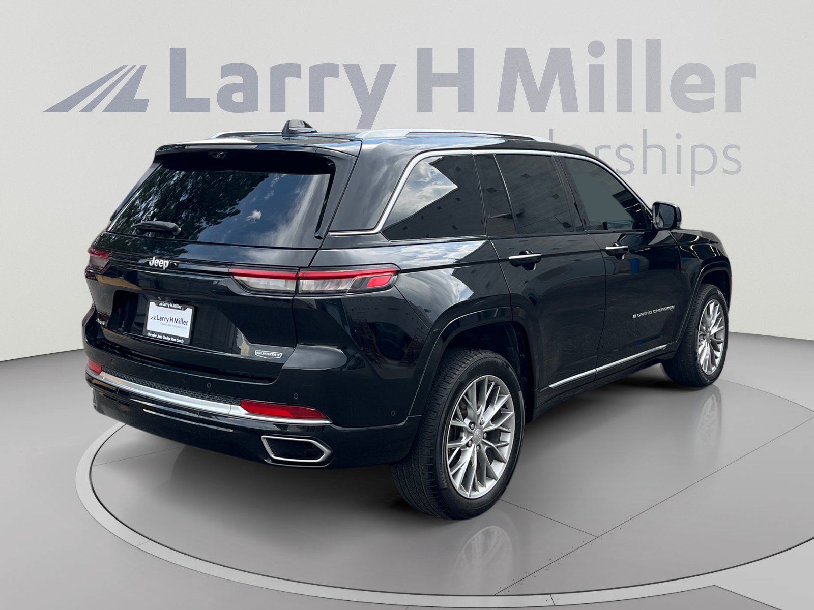 Used 2023 Jeep Grand Cherokee Summit w/ Adv Protech Group IV AWD/4WD image 5