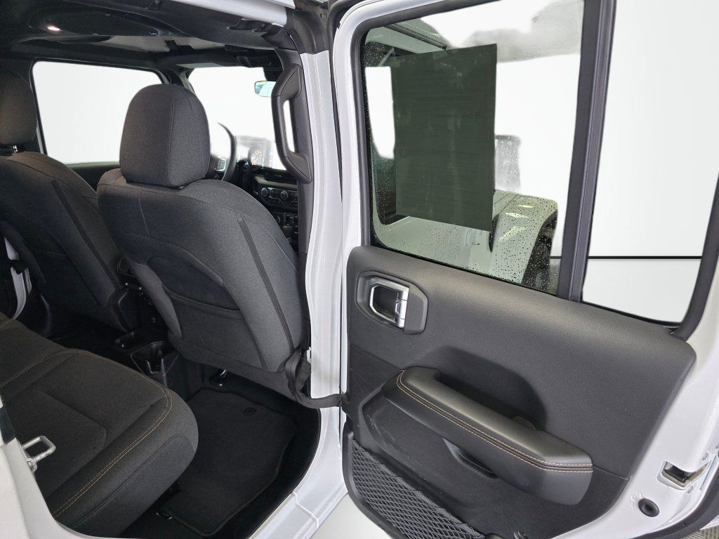 Used 2025 Jeep Wrangler Unlimited Sahara AWD/4WD image 36