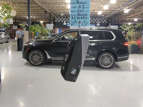 Used 2024 BMW X7 xDrive40i w/ Premium Package AWD/4WD image 4