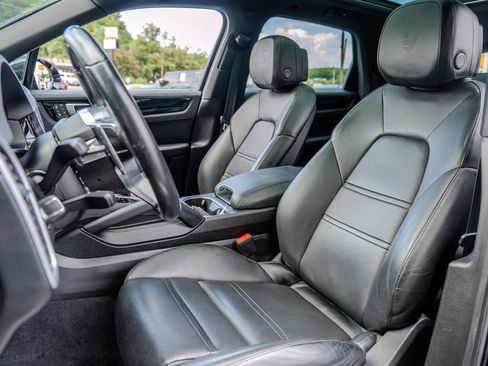 Used 2023 Porsche Cayenne AWD/4WD image 18