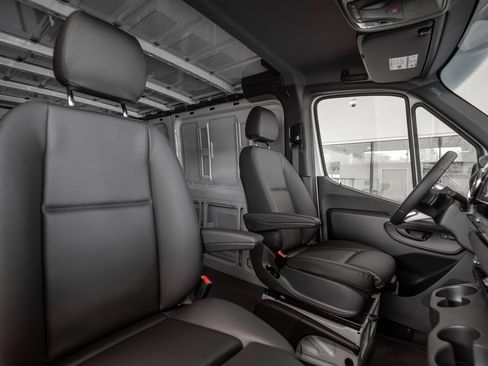 Used 2025 Mercedes-Benz Sprinter 2500 image 32