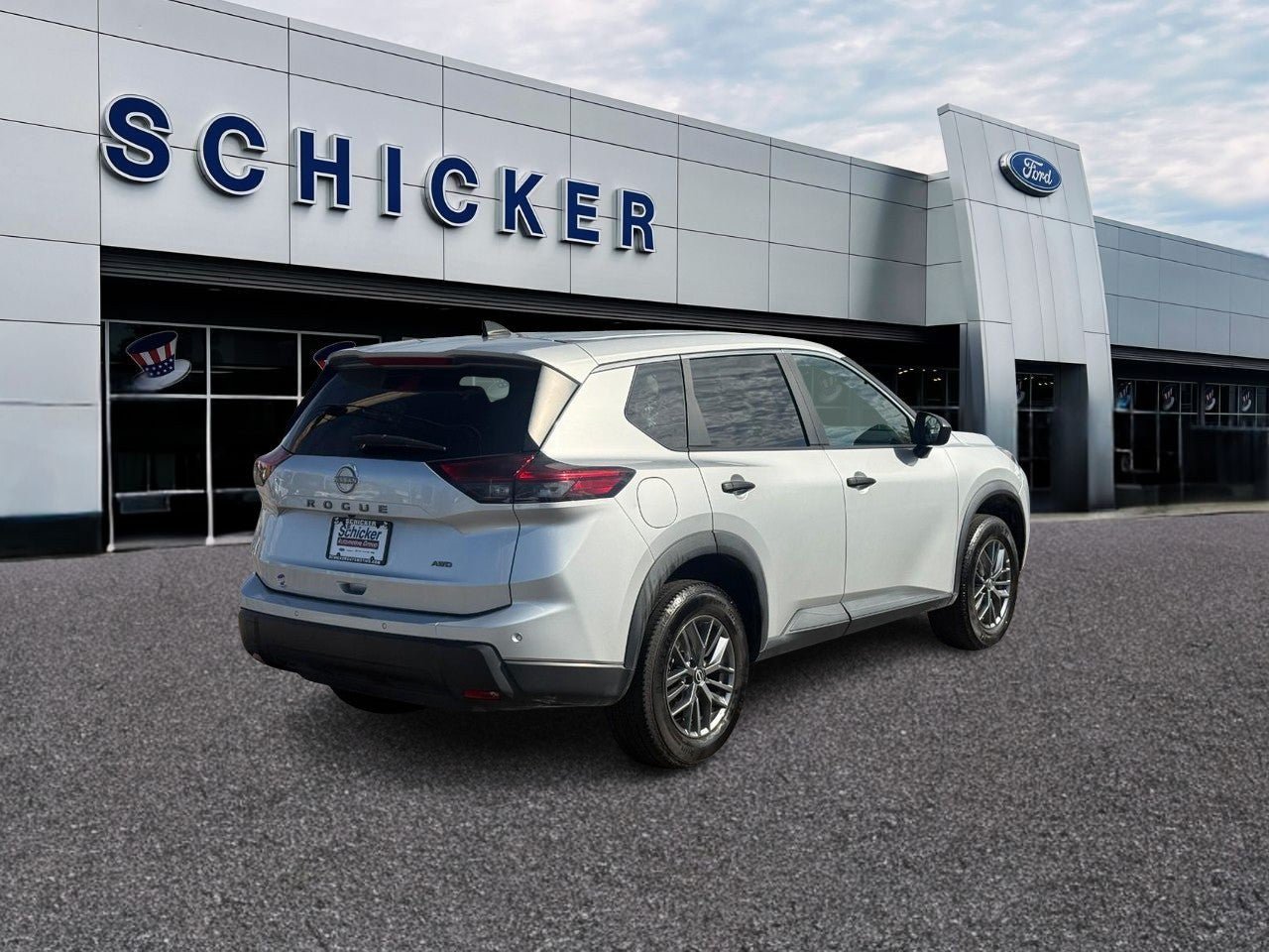 Used 2024 Nissan Rogue S AWD/4WD image 2
