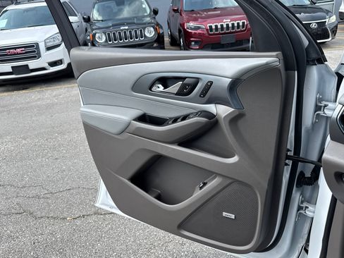 Used 2019 Chevrolet Traverse Premier w/ Driver Confidence II Package FWD image 18