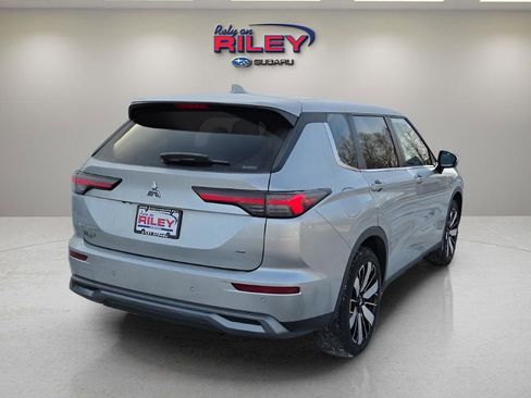 Used 2025 Mitsubishi Outlander SE image 5