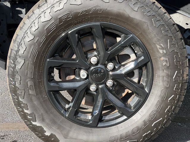 Used 2023 Jeep Gladiator Sport AWD/4WD image 7