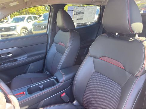 Used 2025 Nissan Kicks SR FWD image 17