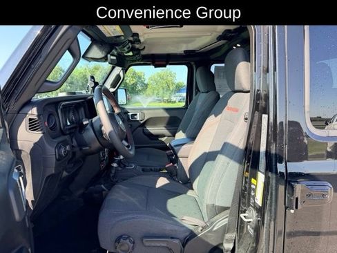 Used 2024 Jeep Gladiator Rubicon w/ Technology Group AWD/4WD image 8