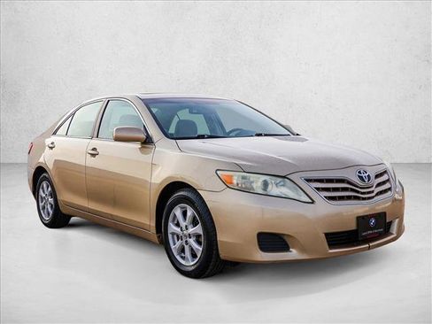 Used 2010 Toyota Camry LE image 3